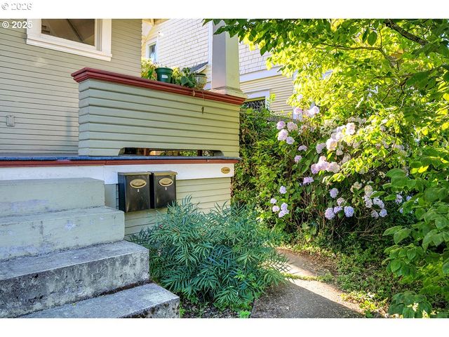 3821 N GANTENBEIN Ave, Portland, OR 97227