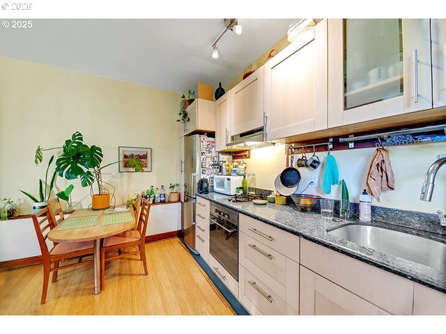 3821 N GANTENBEIN Ave, Portland, OR 97227