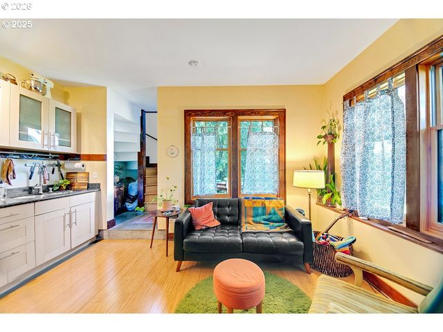 3821 N GANTENBEIN Ave, Portland, OR 97227