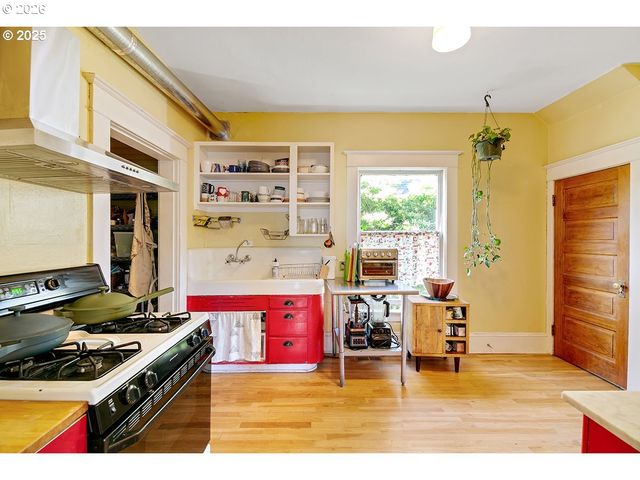 3821 N GANTENBEIN Ave, Portland, OR 97227