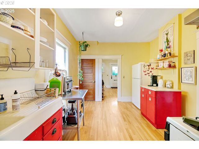 3821 N GANTENBEIN Ave, Portland, OR 97227