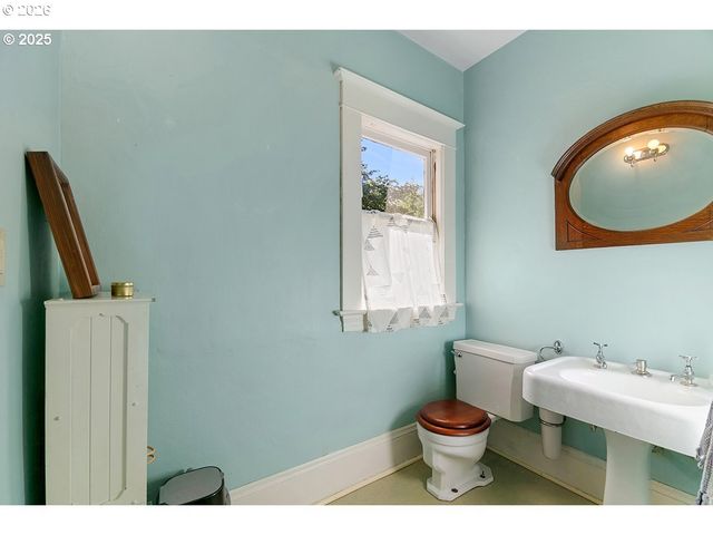 3821 N GANTENBEIN Ave, Portland, OR 97227