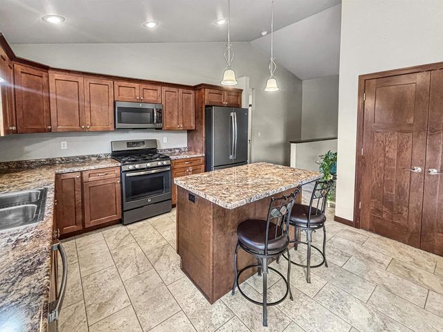 560 SUPERIOR ROAD, Green Bay, WI 54311