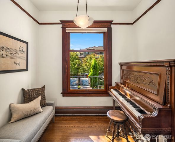 723 12th Avenue E, Seattle, WA 98102