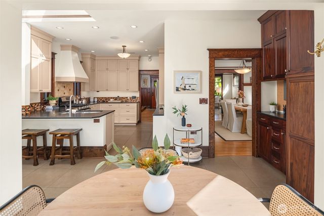 723 12th Avenue E, Seattle, WA 98102