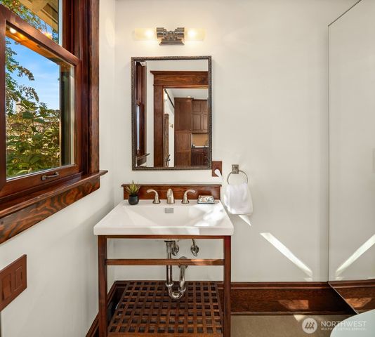 723 12th Avenue E, Seattle, WA 98102