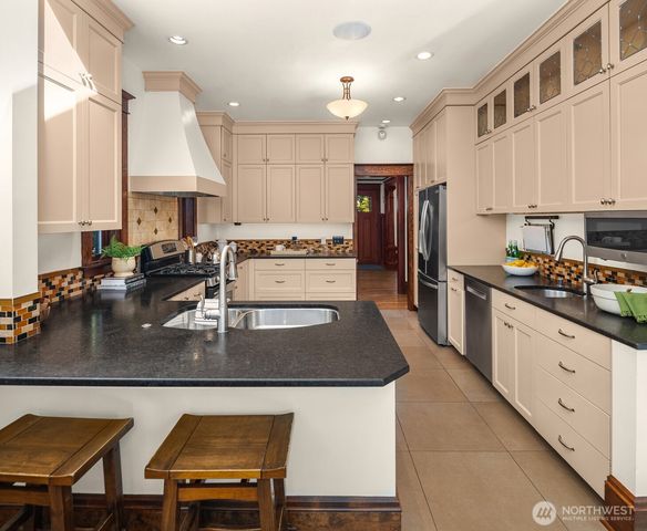 723 12th Avenue E, Seattle, WA 98102