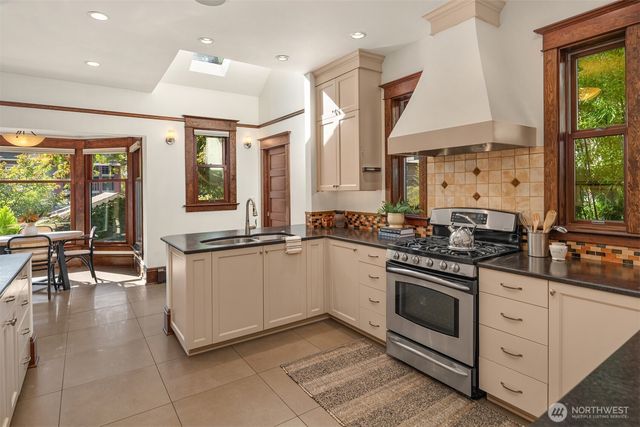 723 12th Avenue E, Seattle, WA 98102