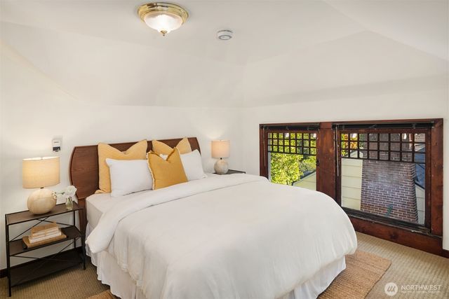 723 12th Avenue E, Seattle, WA 98102