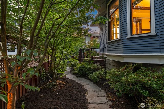723 12th Avenue E, Seattle, WA 98102