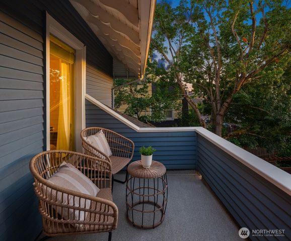 723 12th Avenue E, Seattle, WA 98102