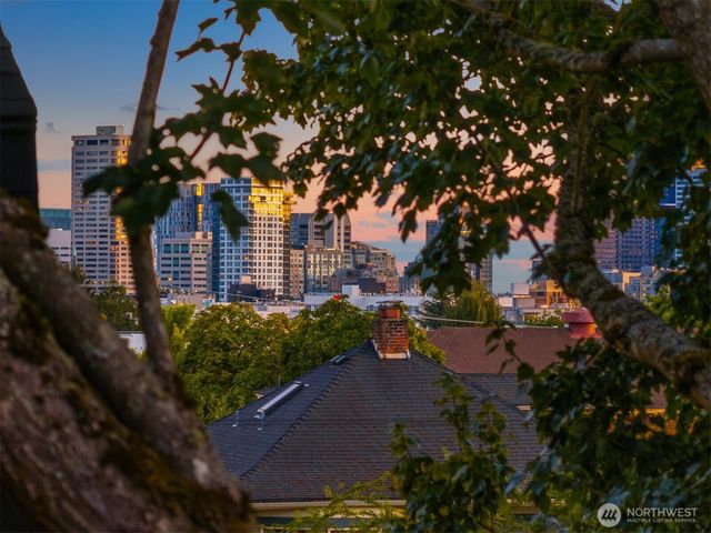 723 12th Avenue E, Seattle, WA 98102
