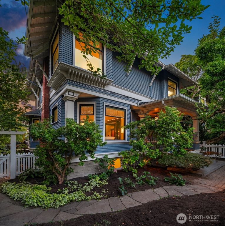 723 12th Avenue E, Seattle, WA 98102
