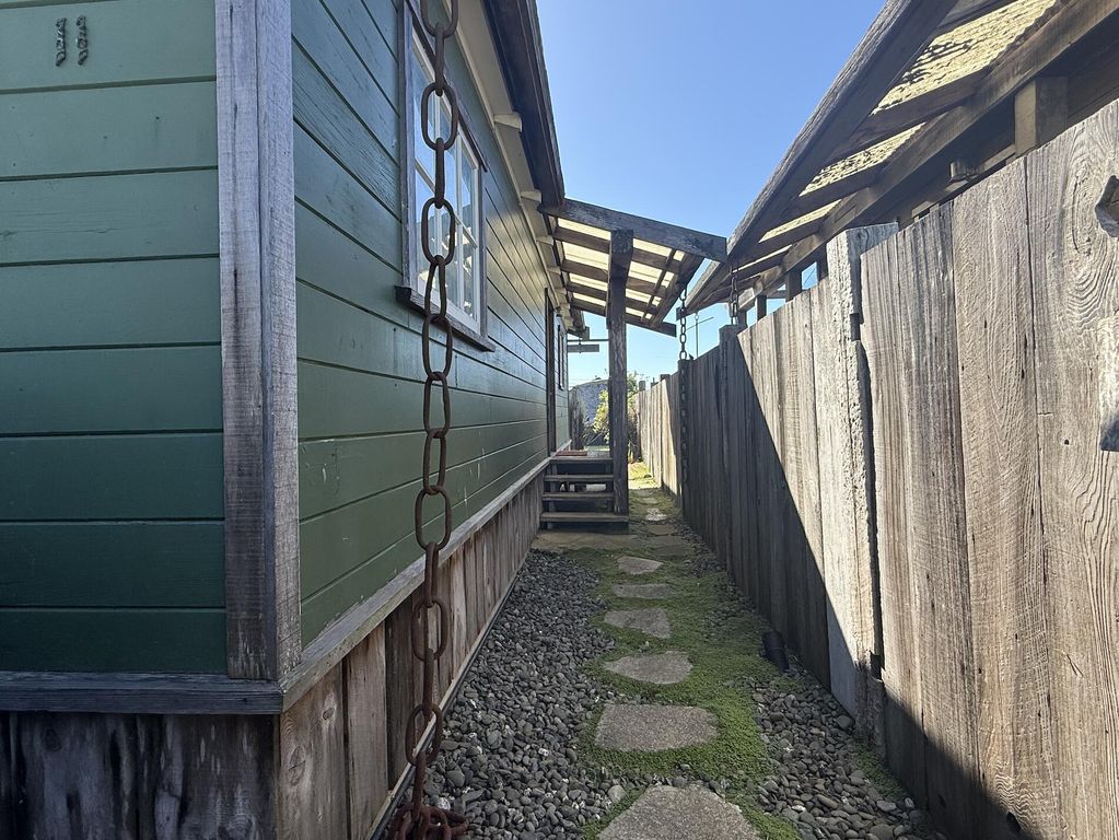 11 Crab Street, King Salmon South, CA 95503