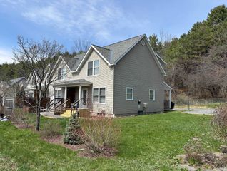 15 Harlow Hill Rd Apt A, Randolph, VT 05060