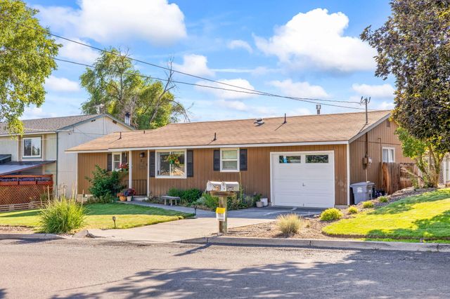 216 NE 9th Street, Madras, OR 97741