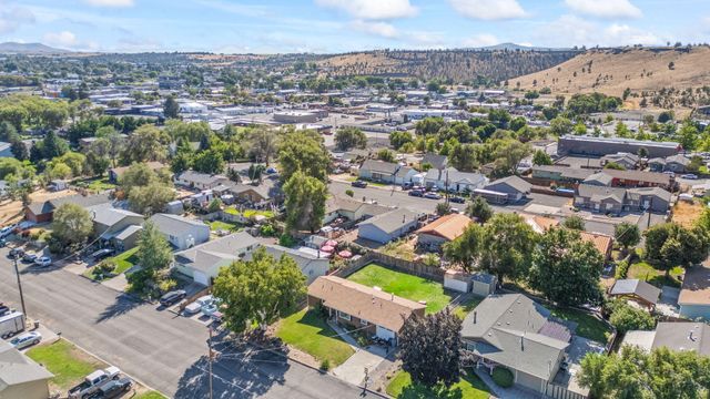 216 NE 9th Street, Madras, OR 97741