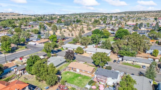 216 NE 9th Street, Madras, OR 97741