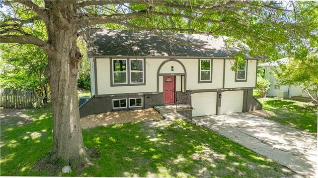 804 NW North Summit Circle, Blue Springs, MO 64015