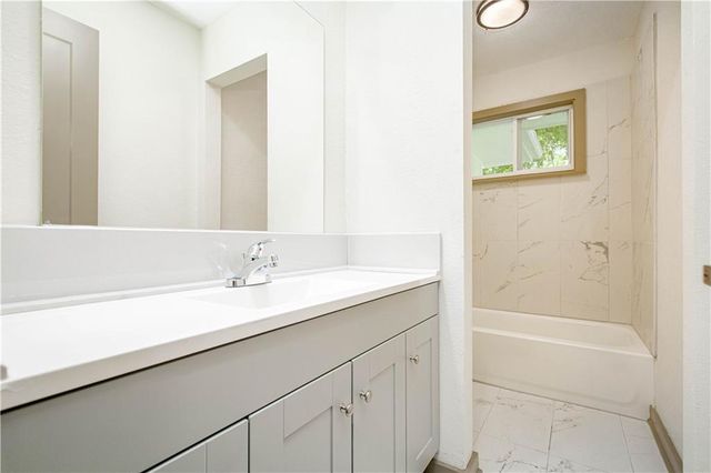 804 NW North Summit Circle, Blue Springs, MO 64015