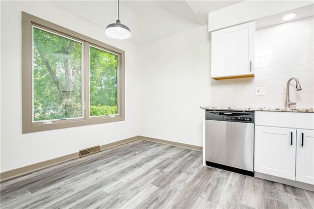 804 NW North Summit Circle, Blue Springs, MO 64015