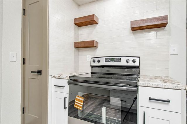 804 NW North Summit Circle, Blue Springs, MO 64015