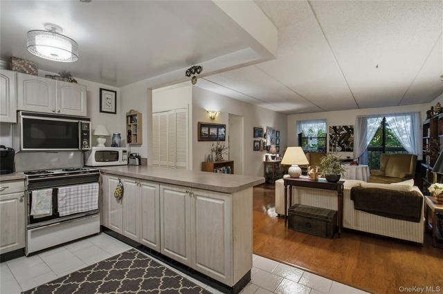 1376 Midland Avenue 105, Bronxville, NY 10708