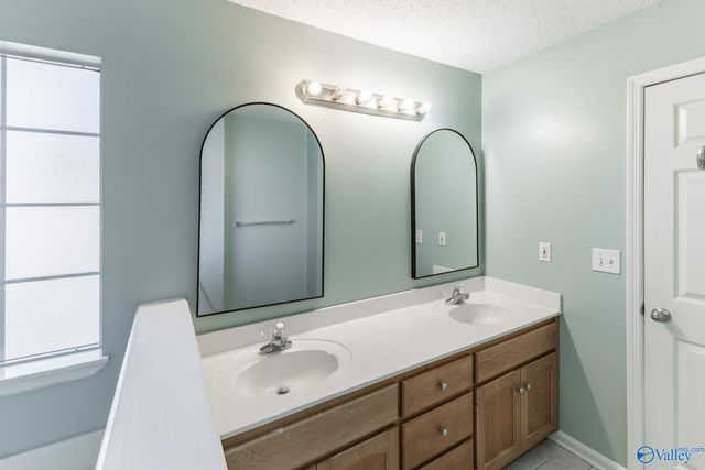 2543 Bonnie Oaks Drive SW, Huntsville, AL 35803