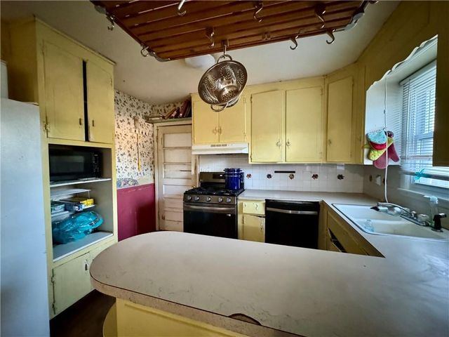 5821 Rosehill Road, Shawnee, KS 66216
