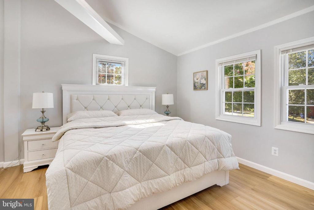 6908 BARRETT, Falls Church, VA 22042