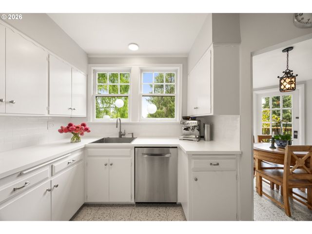2939 Nw CORNELL Rd, Portland, OR 97210