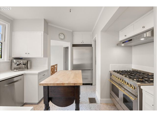 2939 Nw CORNELL Rd, Portland, OR 97210