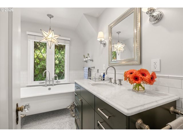 2939 Nw CORNELL Rd, Portland, OR 97210
