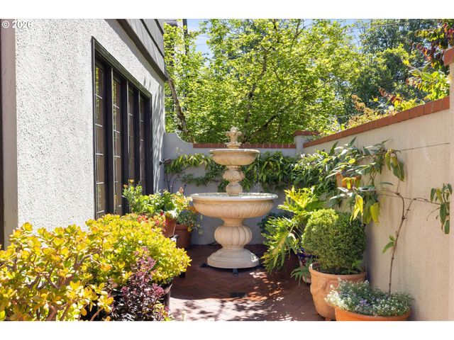 2939 Nw CORNELL Rd, Portland, OR 97210