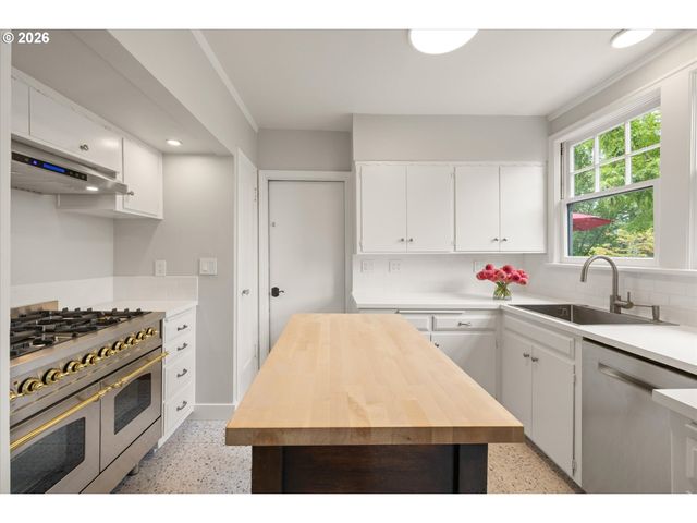 2939 Nw CORNELL Rd, Portland, OR 97210