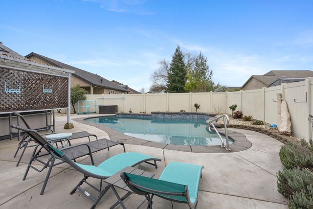2182 Cadjew Street, Redding, CA 96003