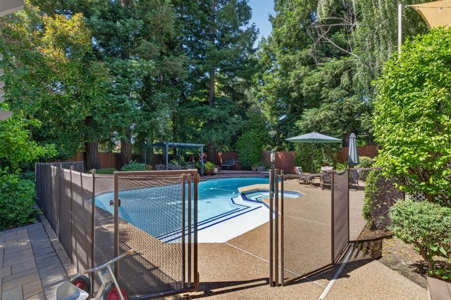 8004 Withrow Ct, Fair Oaks, CA 95628