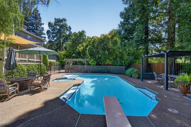 8004 Withrow Ct, Fair Oaks, CA 95628