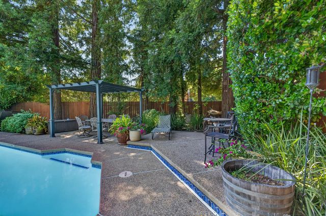 8004 Withrow Ct, Fair Oaks, CA 95628
