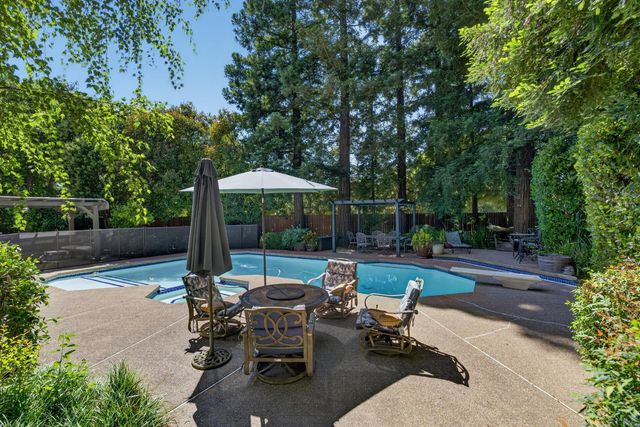 8004 Withrow Ct, Fair Oaks, CA 95628