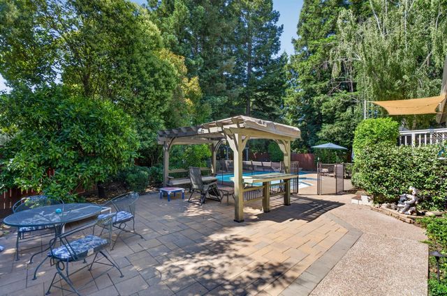 8004 Withrow Ct, Fair Oaks, CA 95628