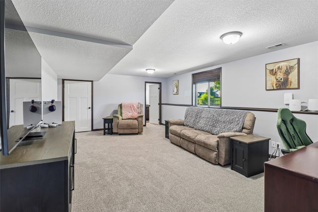 1014 NW Reinhart Drive, Ankeny, IA 50023