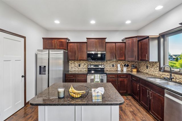 1014 NW Reinhart Drive, Ankeny, IA 50023