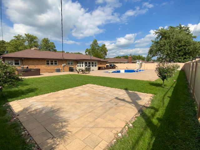 378 Oakwood Drive, Crete, IL 60417