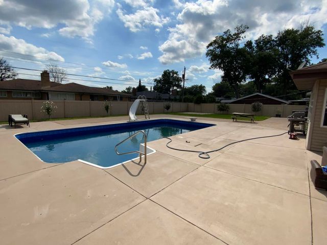 378 Oakwood Drive, Crete, IL 60417