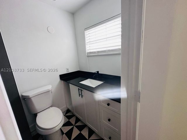 2036 NE 26th St 2, Wilton Manors, FL 33305