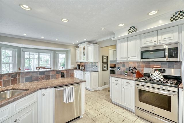 14 Summer Pond Way, Chili, NY 14624