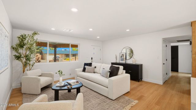 2839 E SIERRA Street, Phoenix, AZ 85028