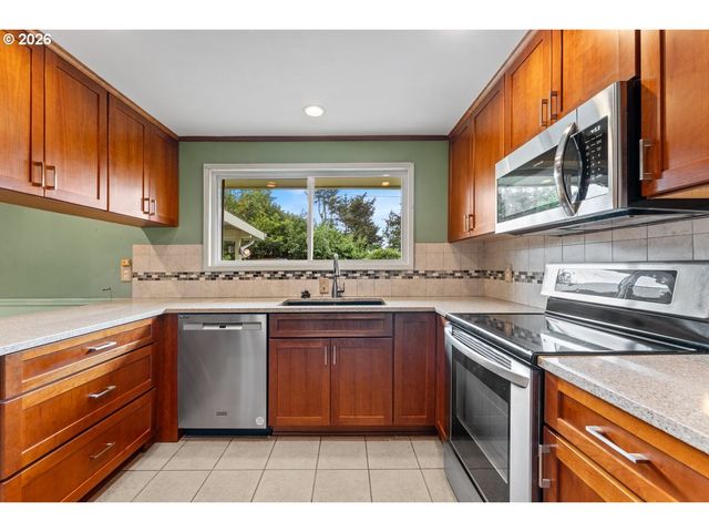 3825 Se 166TH Ct, Portland, OR 97236