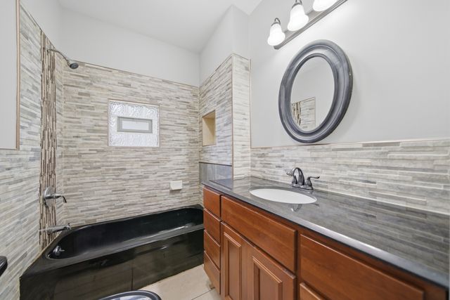 6245 S Damen Avenue, Chicago, IL 60636